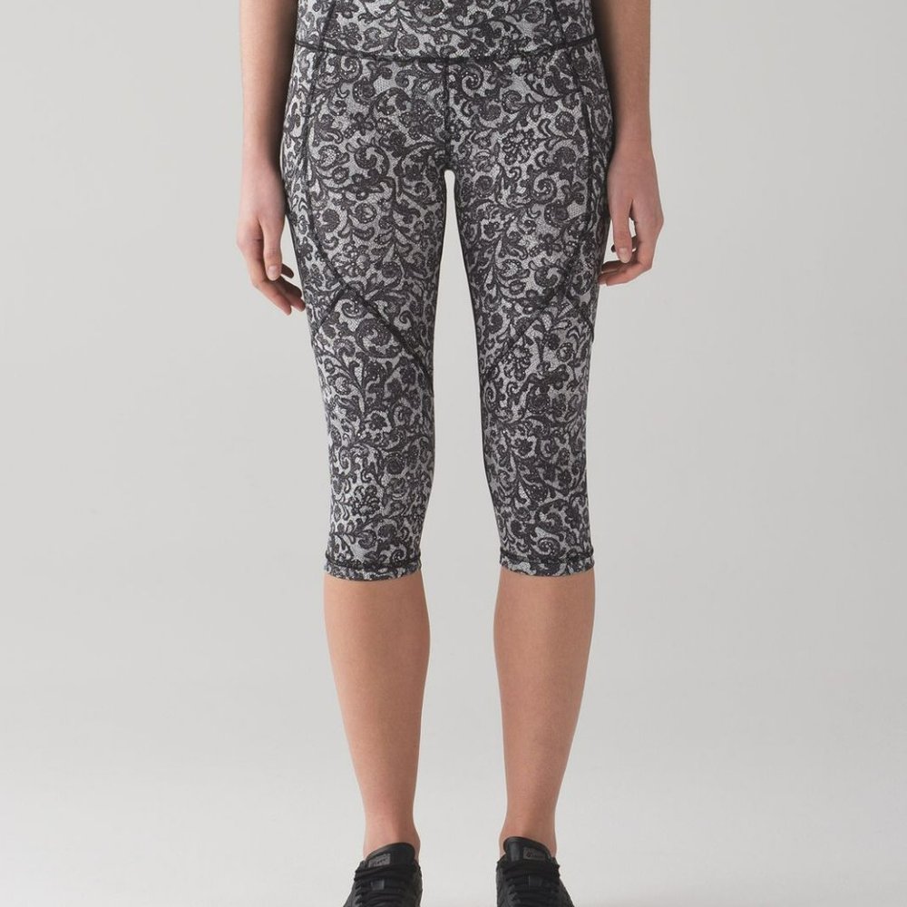 Lululemon Outrun 17" Crop Mini Cinder Lace White Black / Black Size 6 NWOT